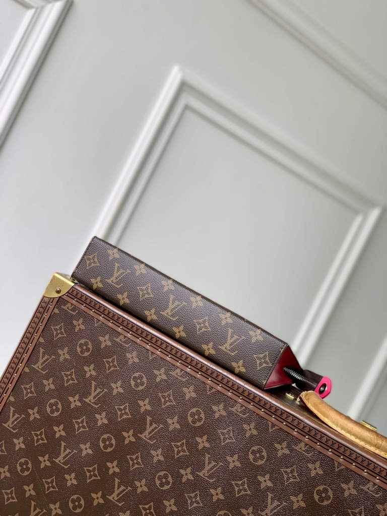 Louis Vuitton Pochette Voyage MM Bag M12818