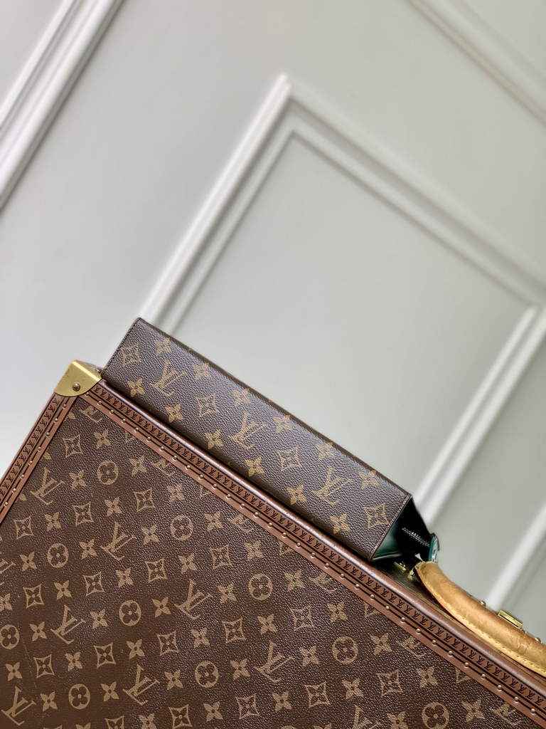 Louis Vuitton Pochette Voyage MM Bag M12816