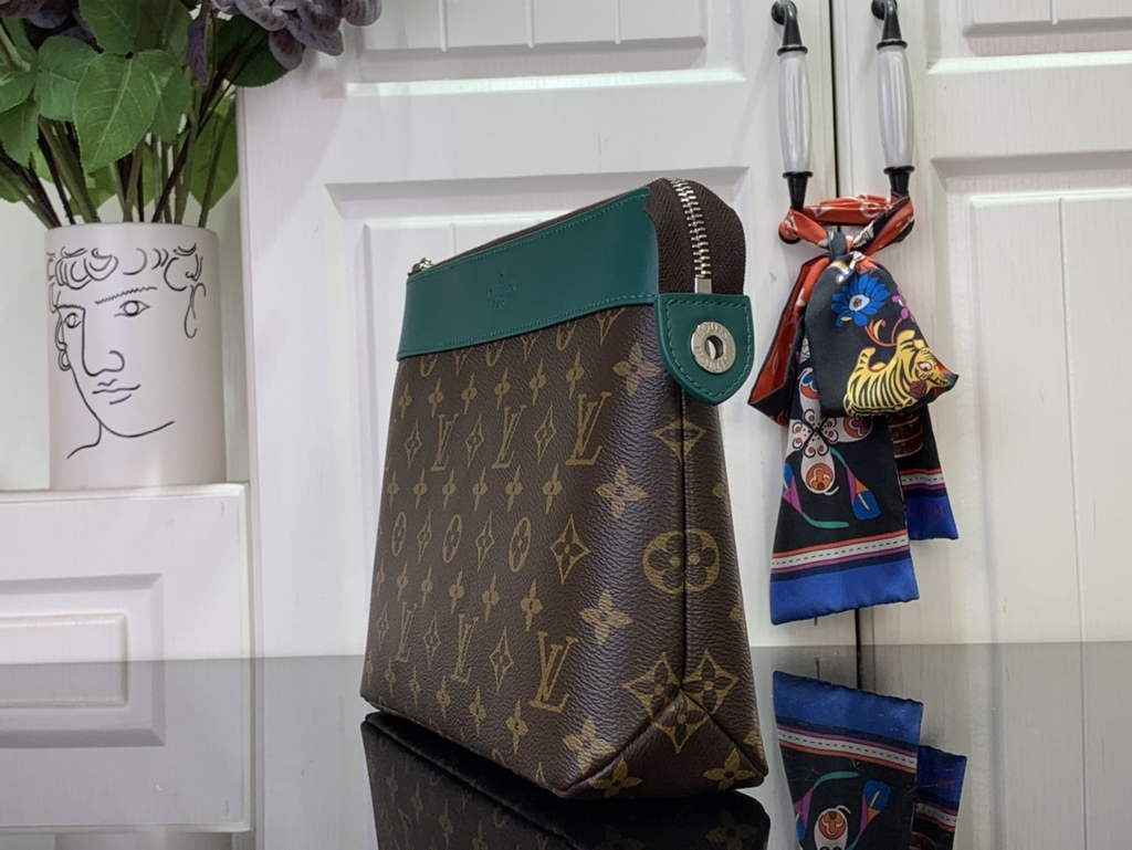 Louis Vuitton Pochette Voyage Souple Bag M13199