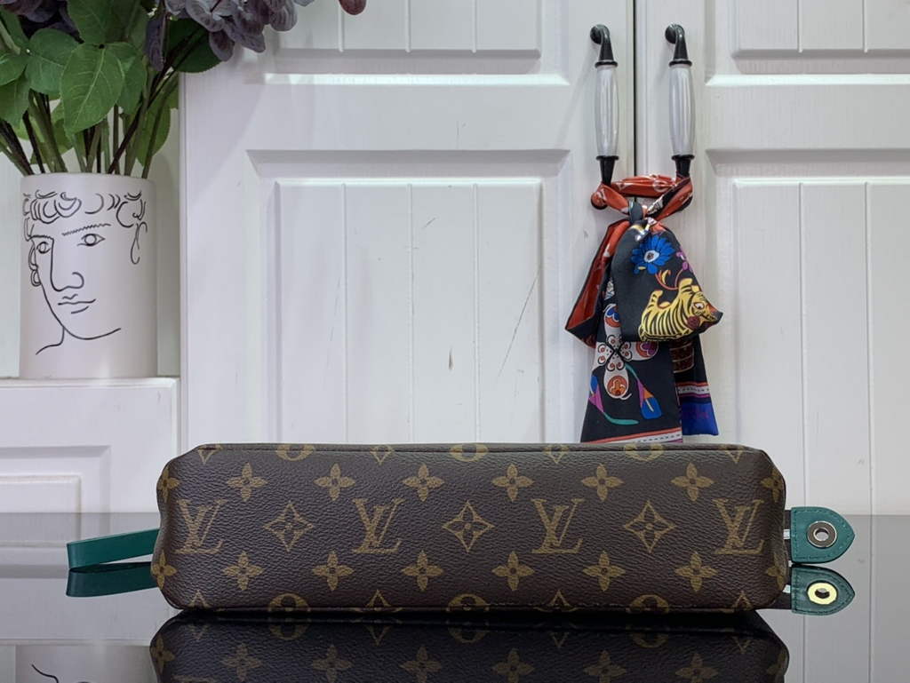 Louis Vuitton Pochette Voyage Souple Bag M13199