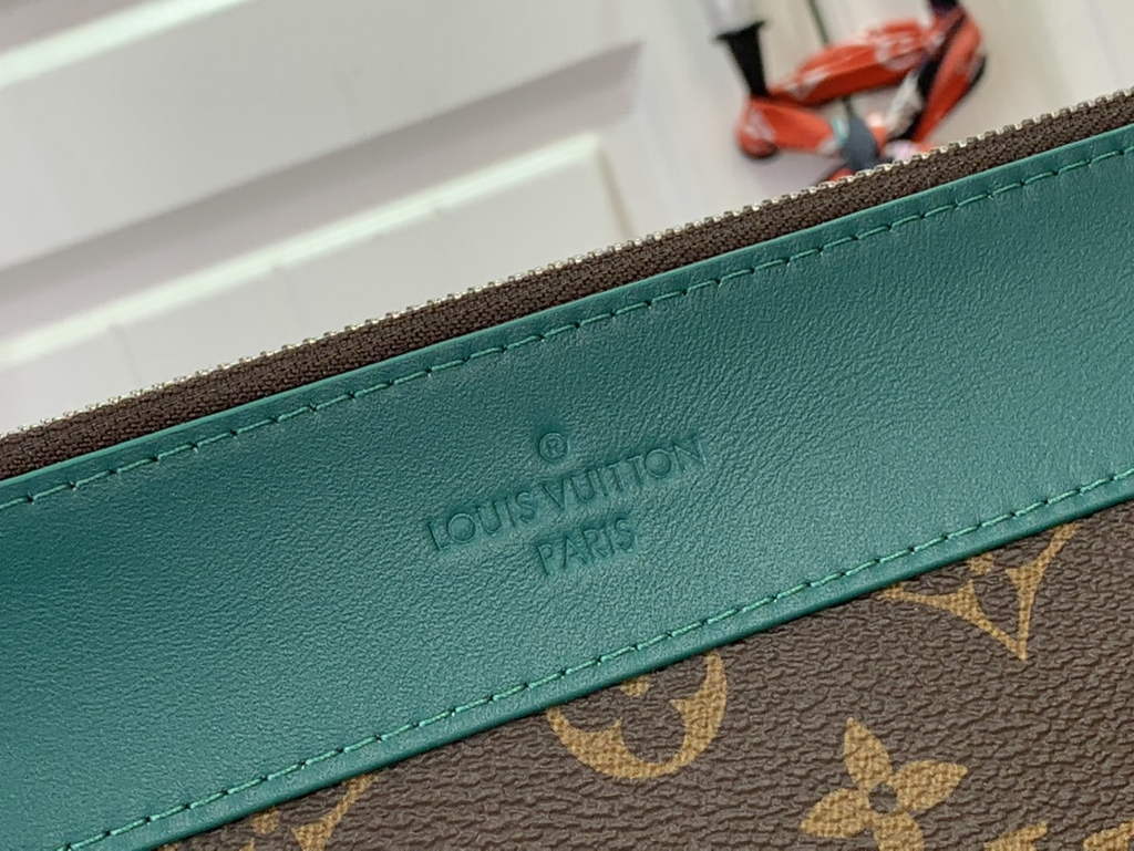 Louis Vuitton Pochette Voyage Souple Bag M13199
