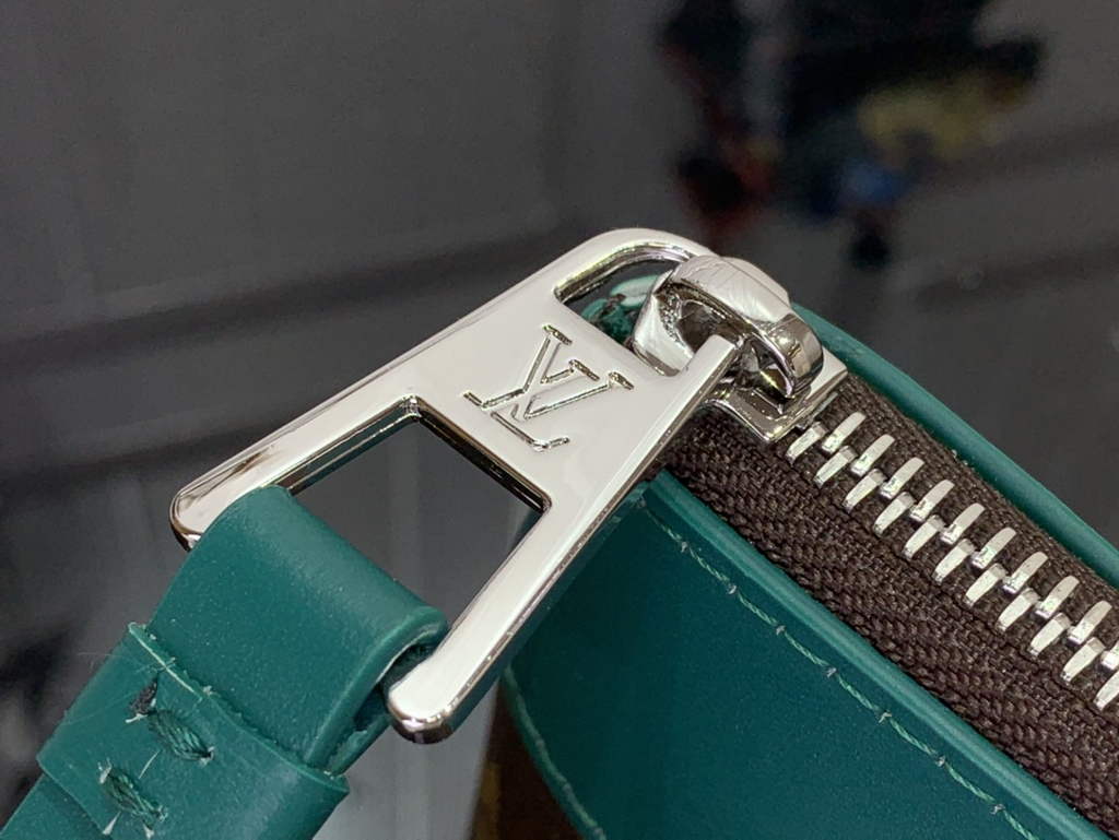 Louis Vuitton Pochette Voyage Souple Bag M13199