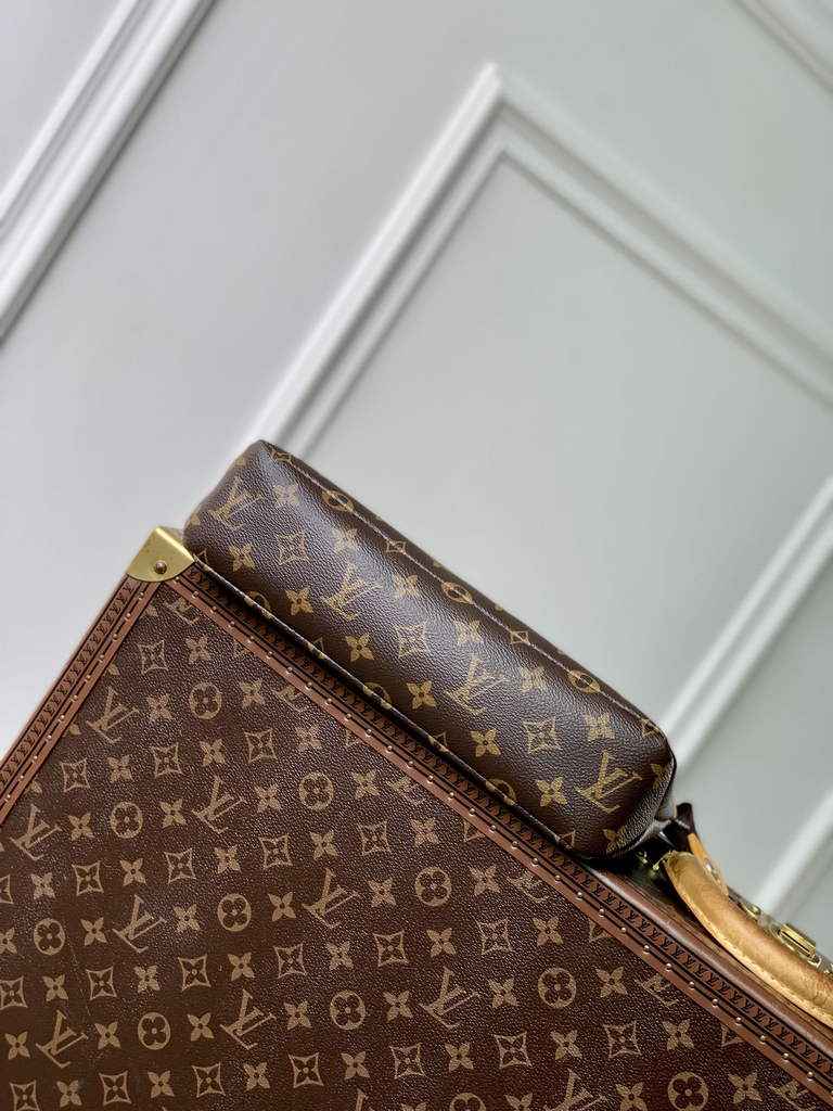 Louis Vuitton Pochette Voyage Souple Bag M13198