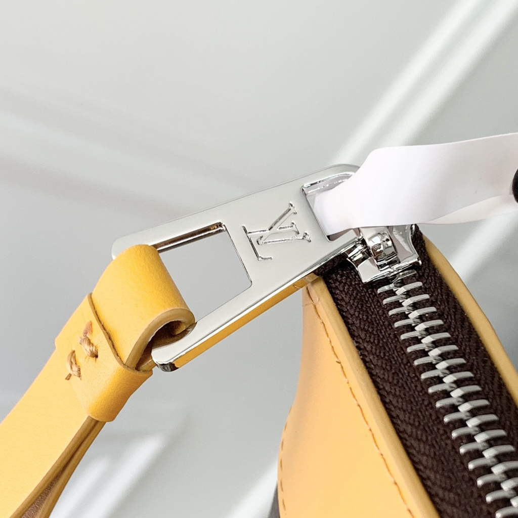 Louis Vuitton Pochette Voyage Souple Bag M13198