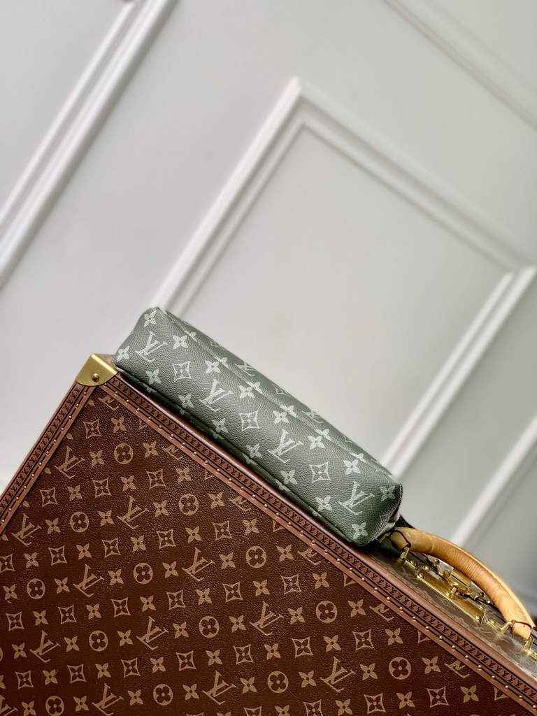 Louis Vuitton Pochette Voyage Souple M11545