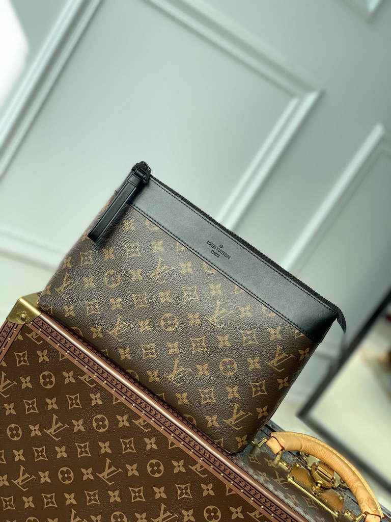 Louis Vuitton Pochette Voyage Souple M82545 Monogram