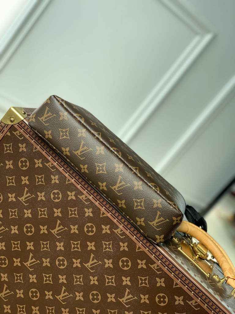 Louis Vuitton Pochette Voyage Souple M82545 Monogram