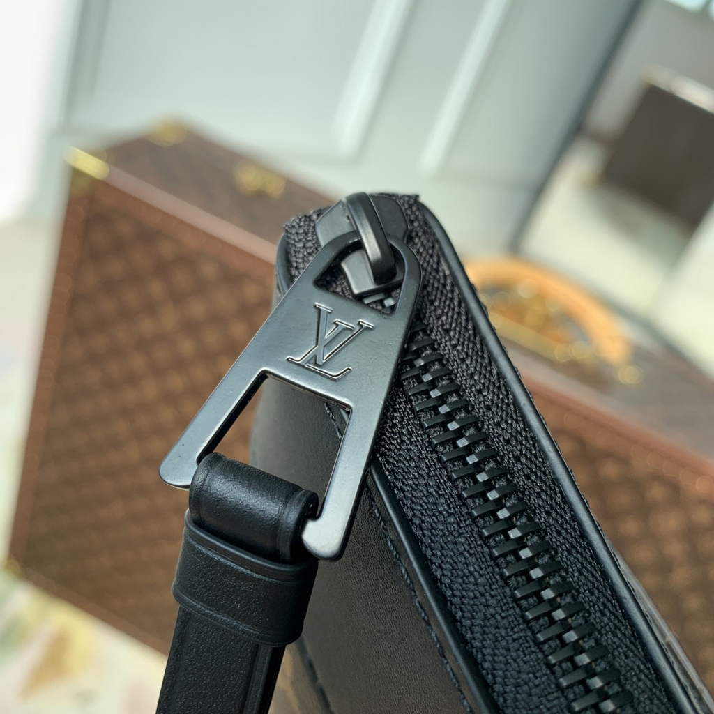 Louis Vuitton Pochette Voyage Souple M82545 Monogram