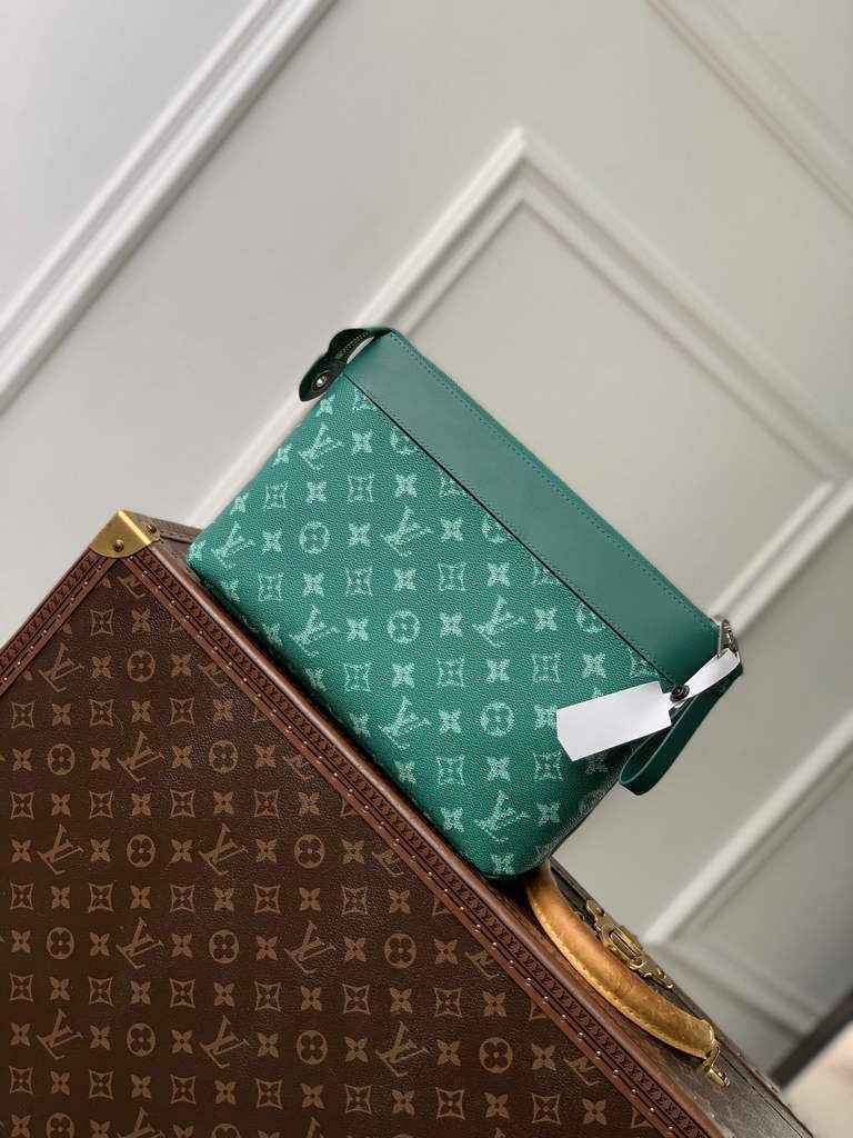Louis Vuitton Pochette Voyage Souple M12665