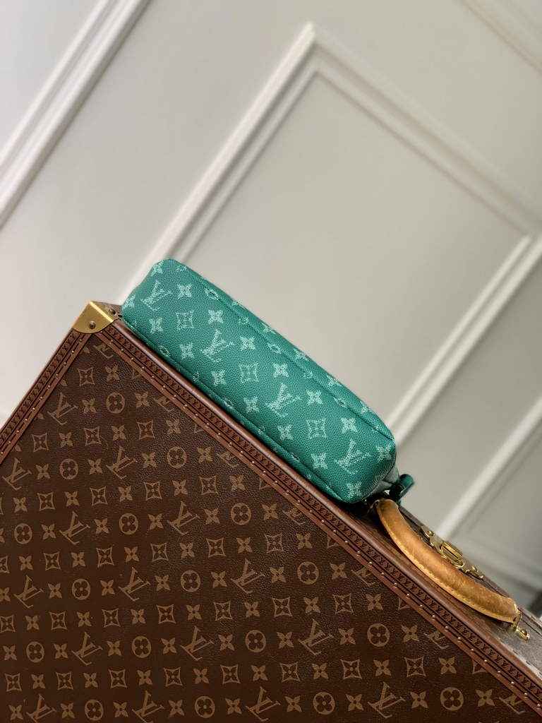 Louis Vuitton Pochette Voyage Souple M12665