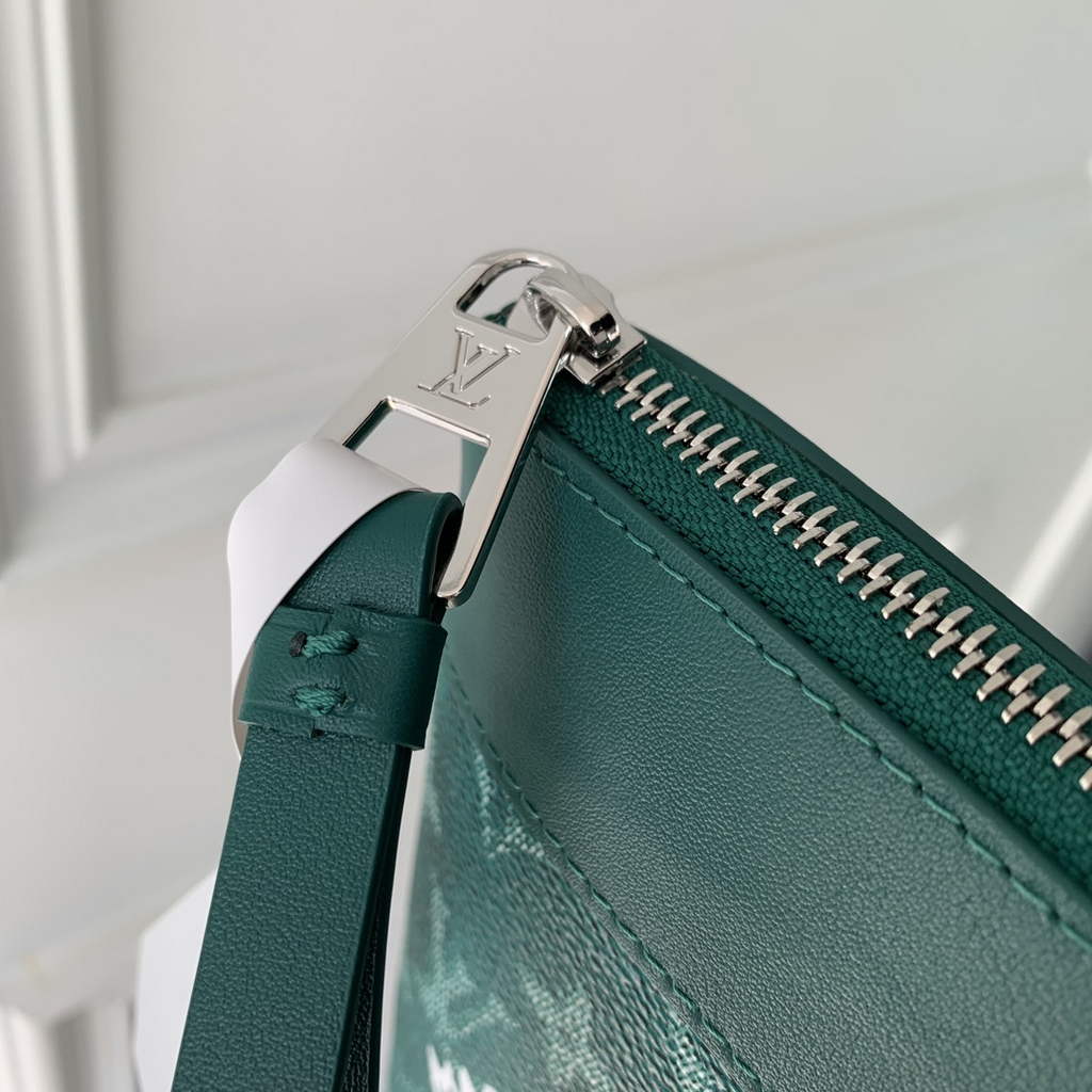 Louis Vuitton Pochette Voyage Souple M12665
