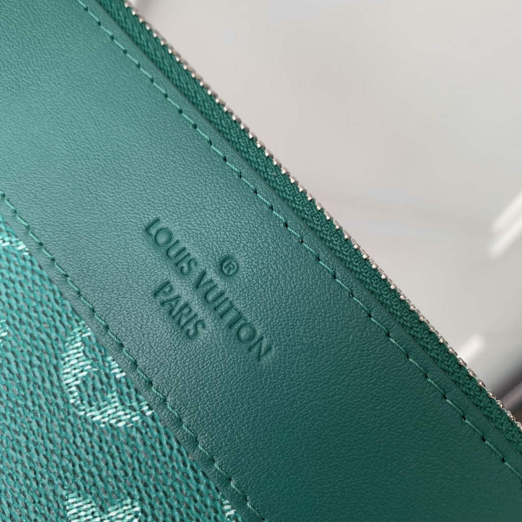 Louis Vuitton Pochette Voyage Souple M12665