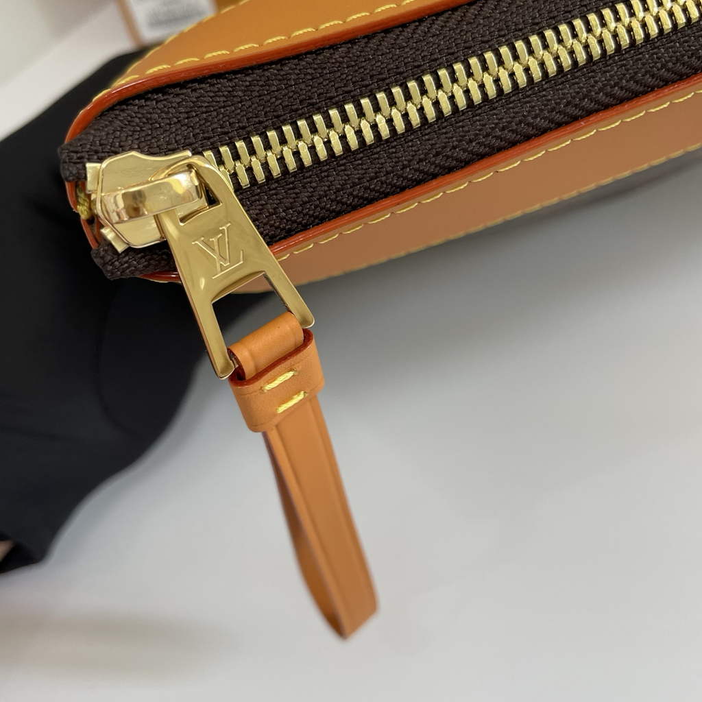 Louis Vuitton Pochette Voyage Souple M14057