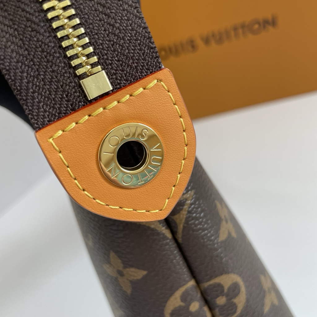 Louis Vuitton Pochette Voyage Souple M14057