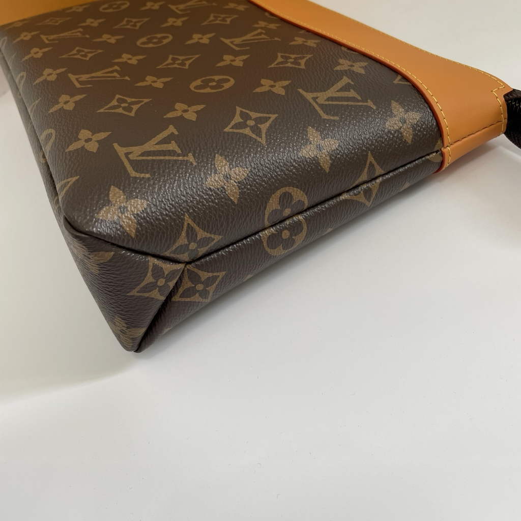 Louis Vuitton Pochette Voyage Souple M14057