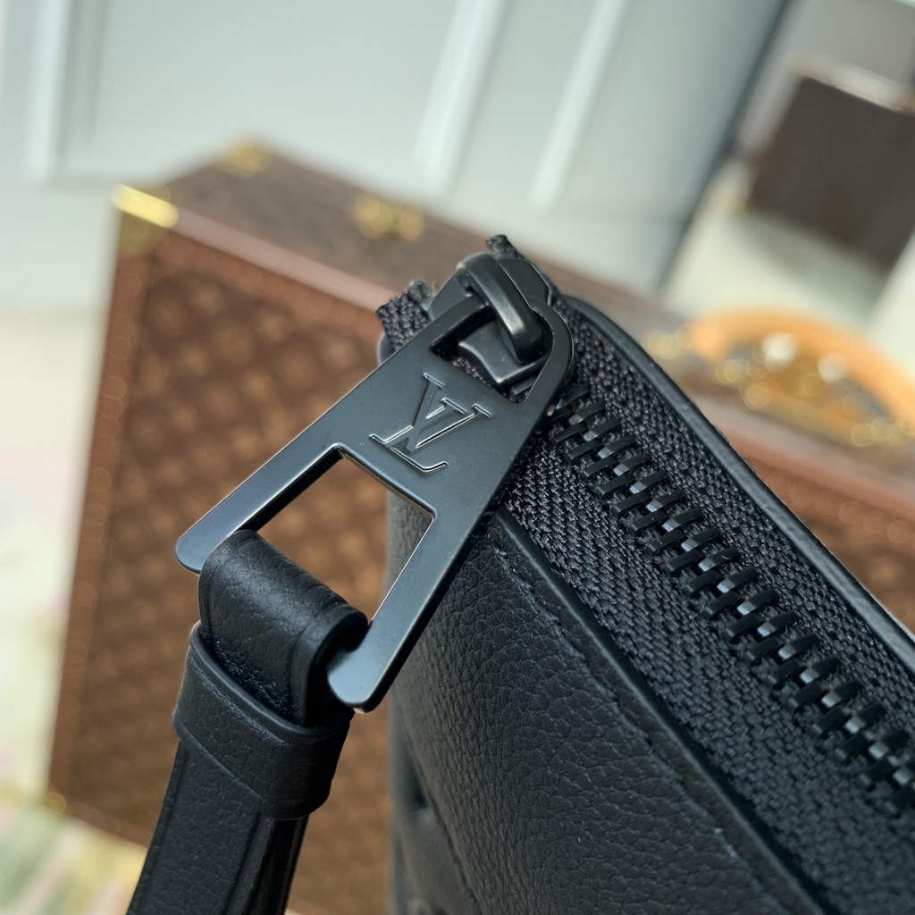 Louis Vuitton Pochette Voyage Souple M82545