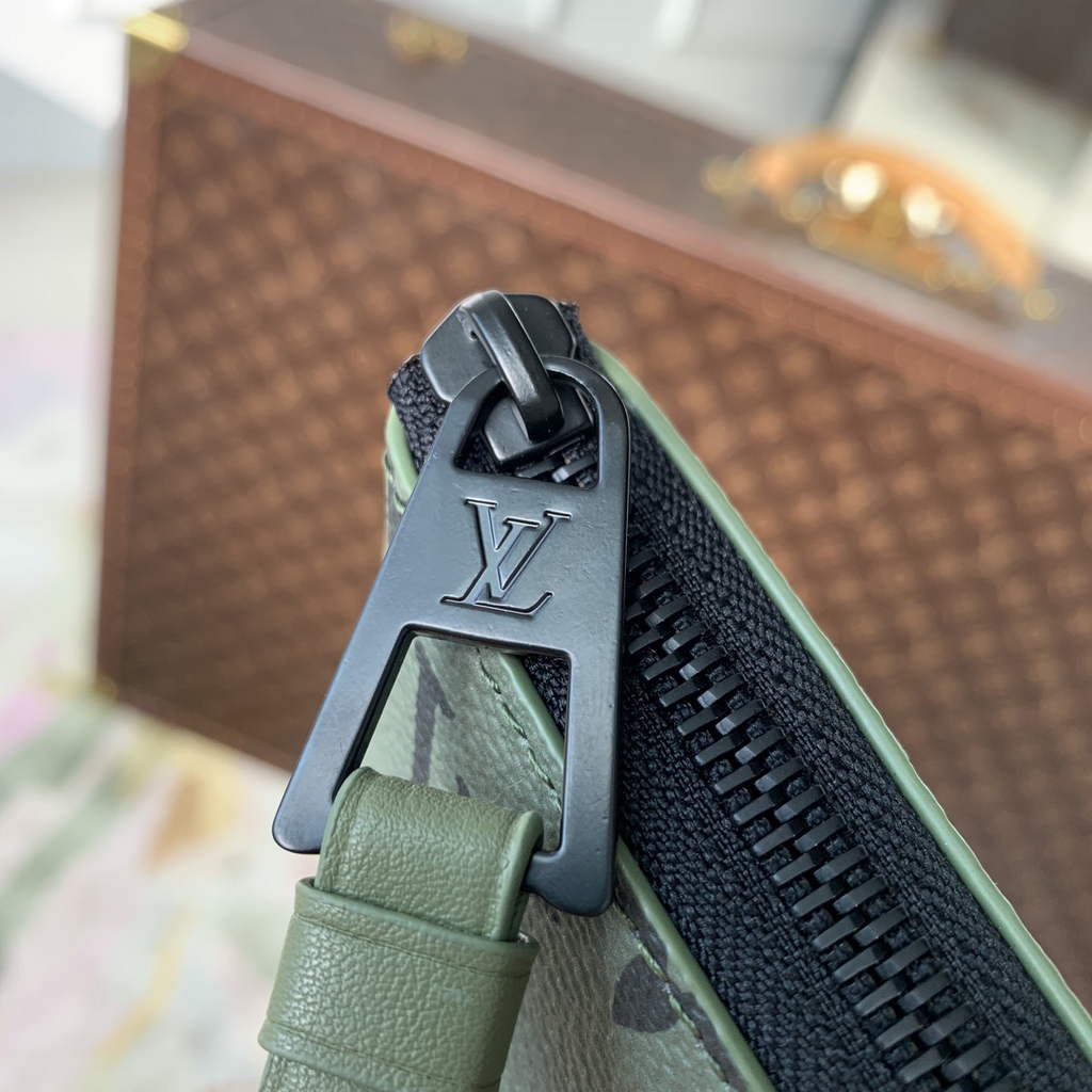 Louis Vuitton Pochette Voyage Souple M82800