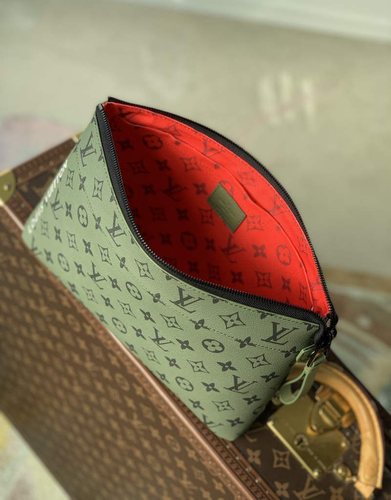 Louis Vuitton Pochette Voyage Souple M82800
