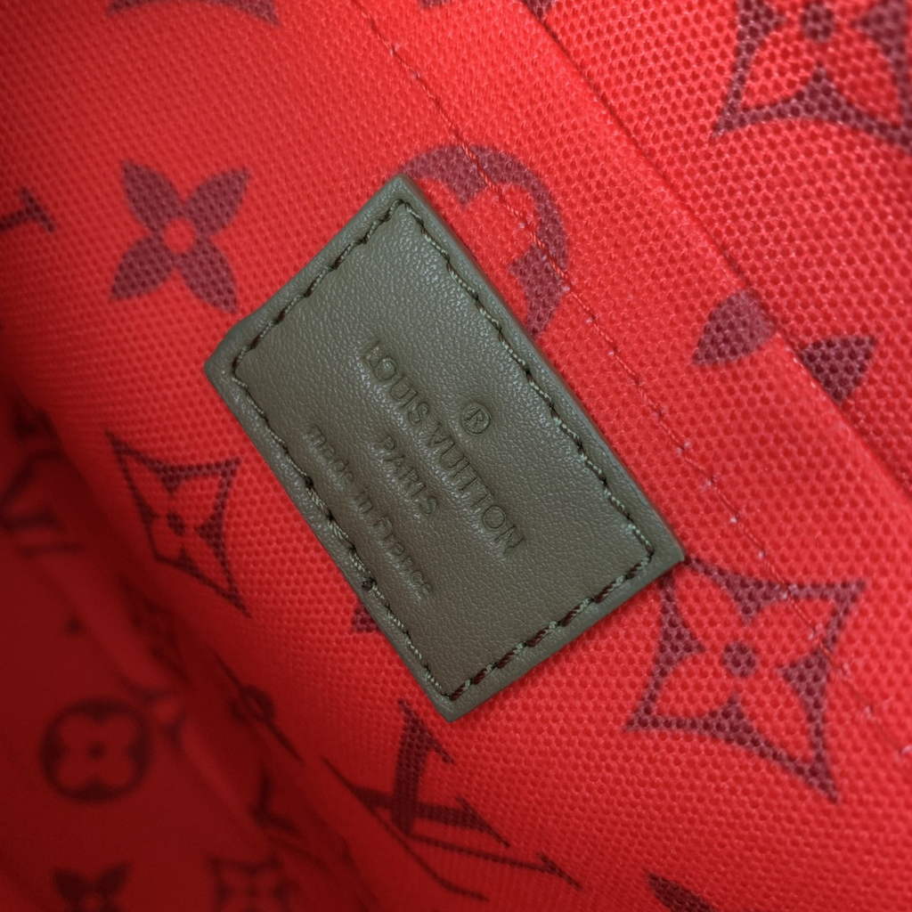 Louis Vuitton Pochette Voyage Souple M82800