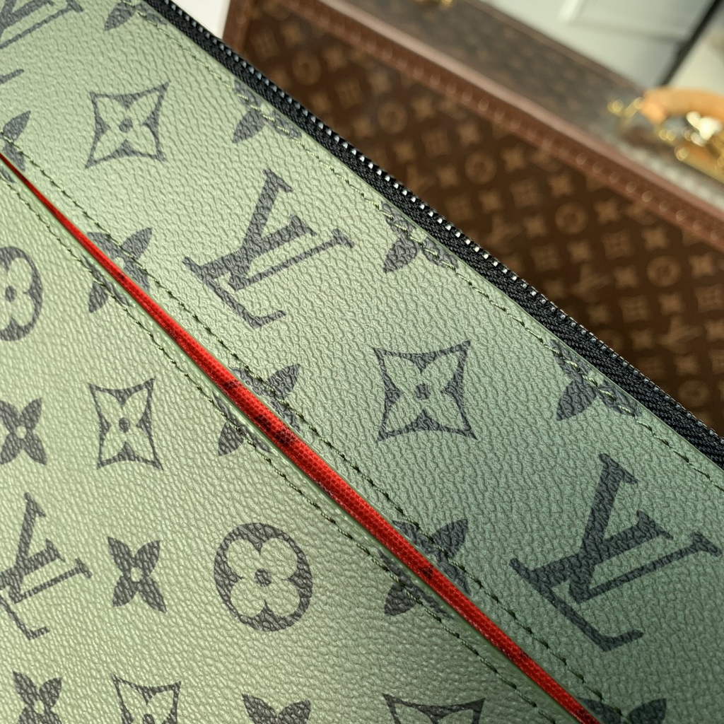 Louis Vuitton Pochette Voyage Souple M82800