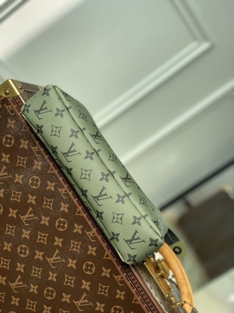 Louis Vuitton Pochette Voyage Souple M82800