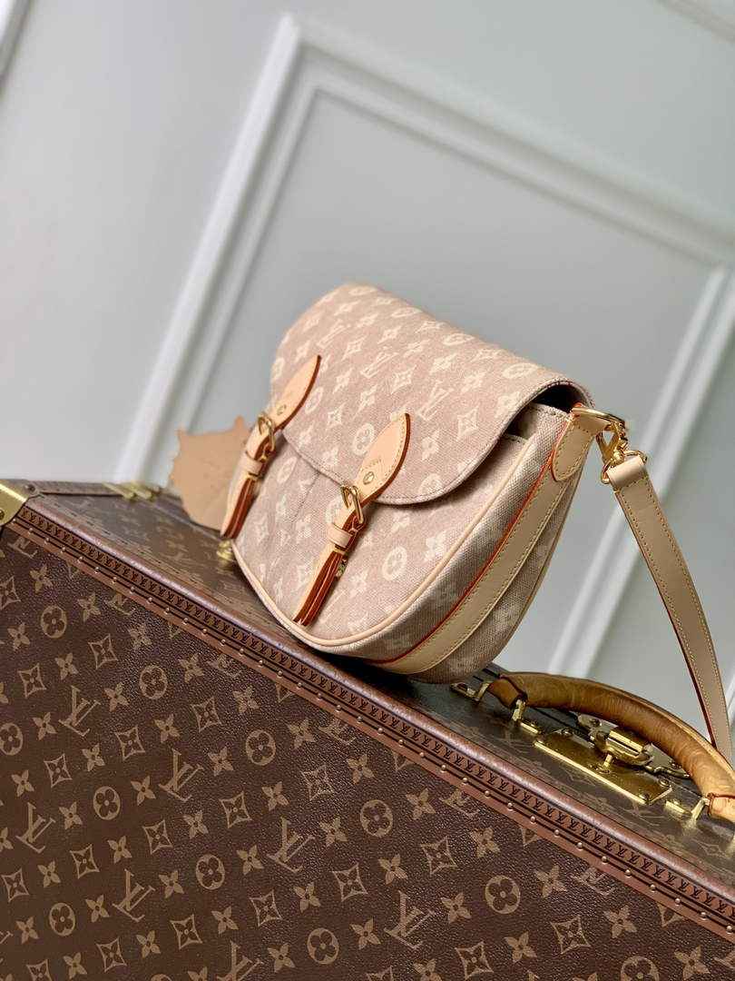 Louis Vuitton Travels With Grace Coddingon Escape M15134