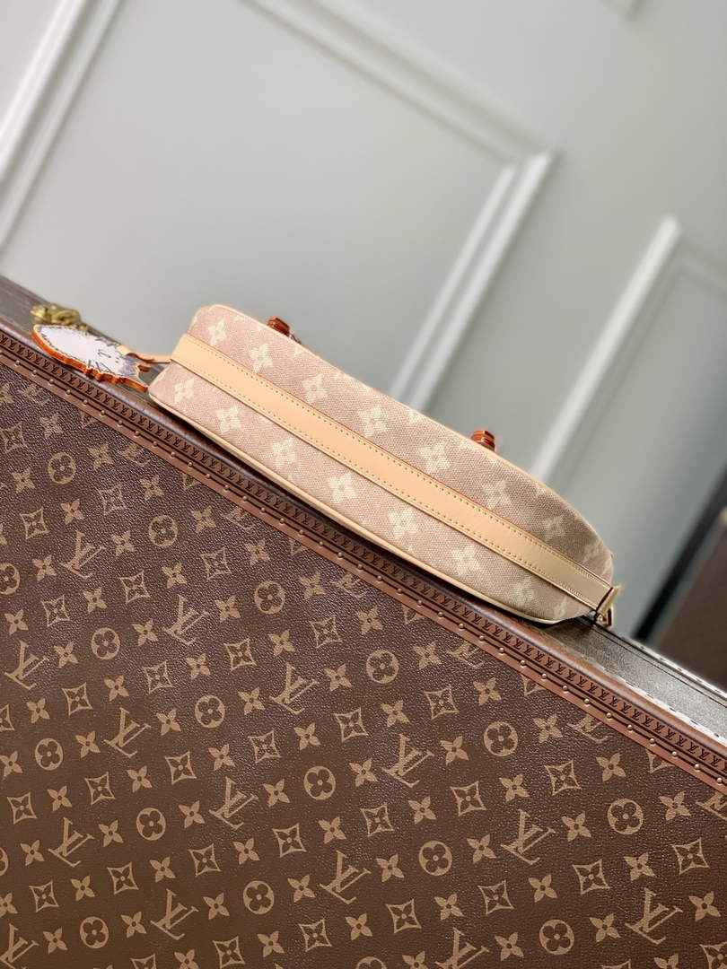 Louis Vuitton Travels With Grace Coddingon Escape M15134