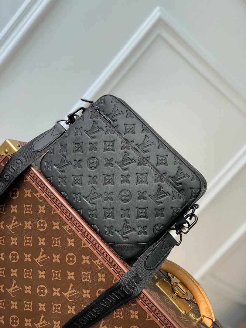 Louis Vuitton Trio Messenger M46602 Black Calf leather