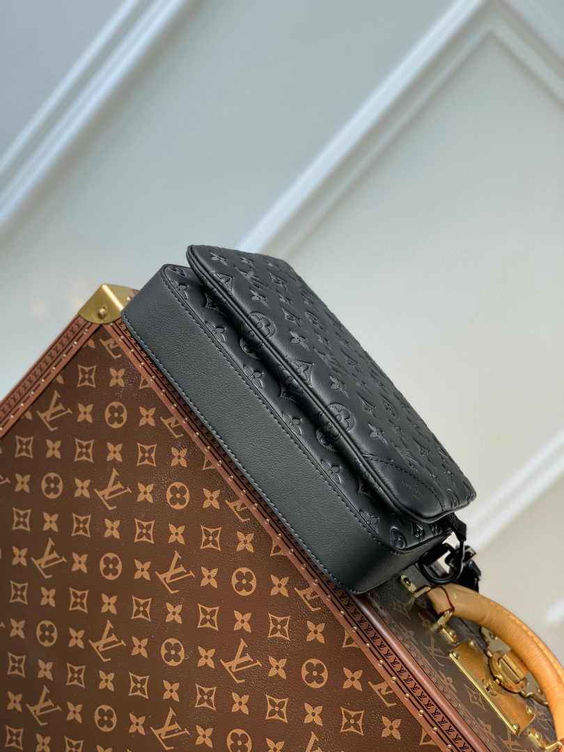 Louis Vuitton Trio Messenger M46602 Black Calf leather