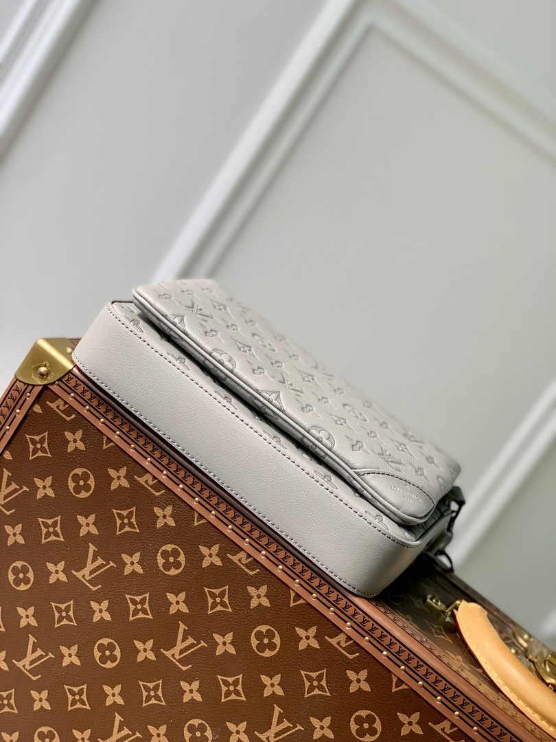 Louis Vuitton Trio Messenger M46603 Gray Calf leather - Default Title - View 4
