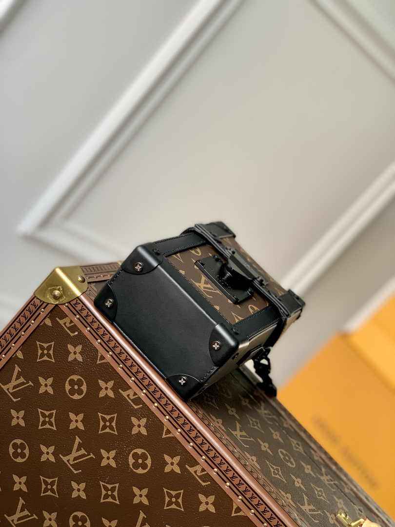 Louis Vuitton Vertical Trunk Wearable Wallet M82077 Monogram - Default Title - View 4