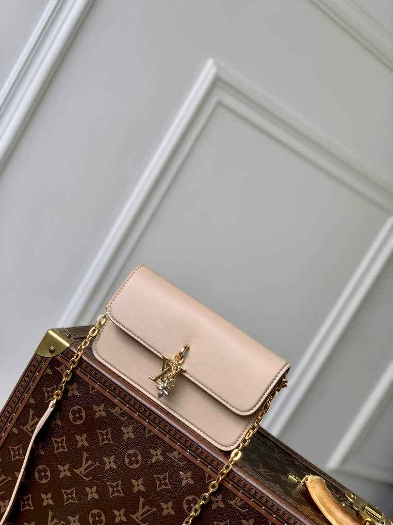 Louis Vuitton Wallet On Chain LV Bloom M14581