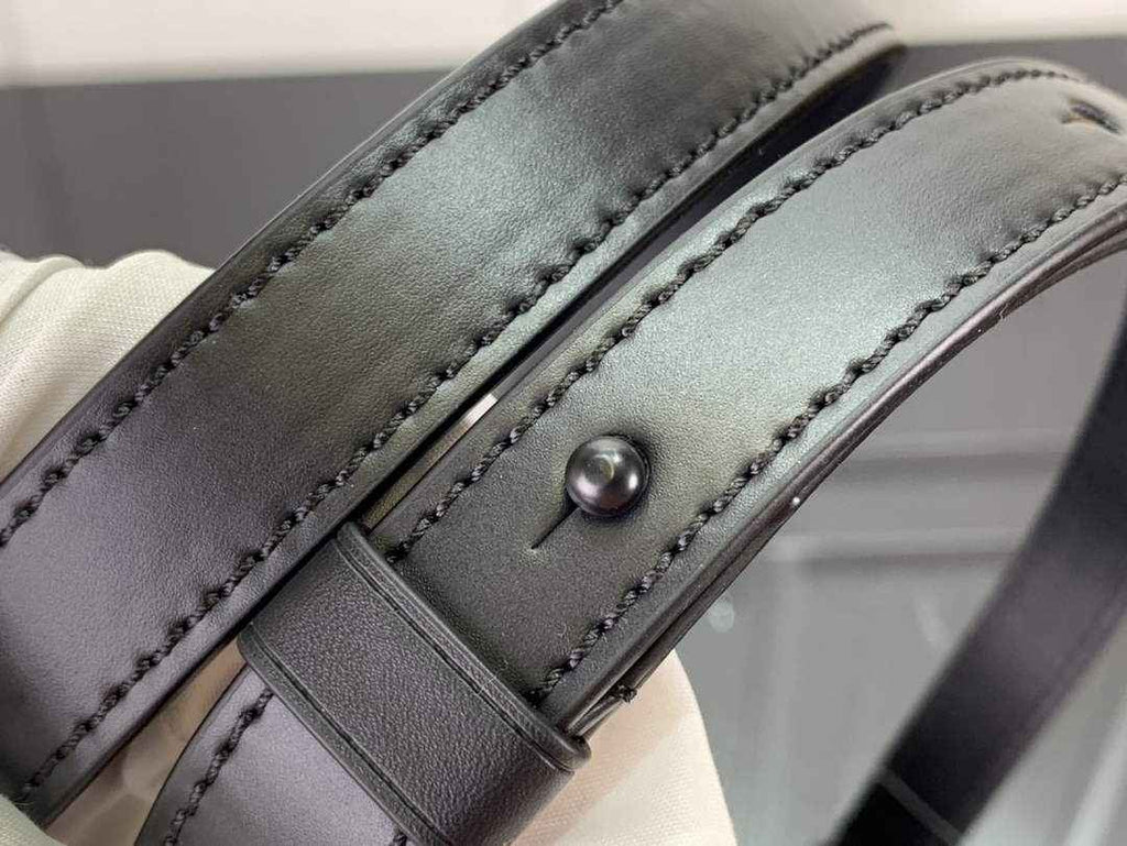 LV M81522 Louis Vuitton S-Lock Vertical wearable wallet monogram