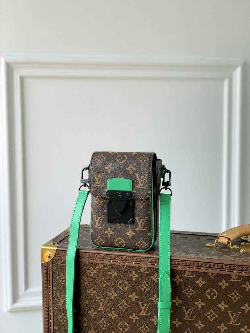 LV M81522 Louis Vuitton S-Lock Vertical wearable wallet monogram green