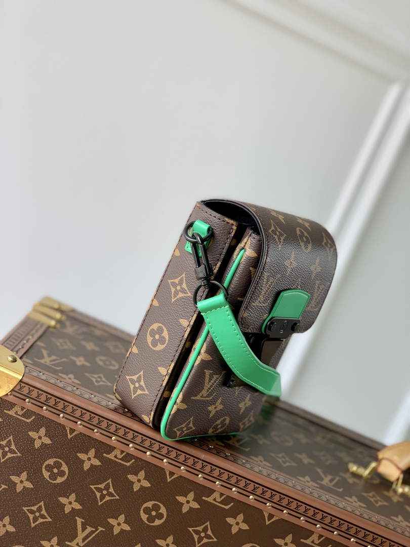 LV M81522 Louis Vuitton S-Lock Vertical wearable wallet monogram green