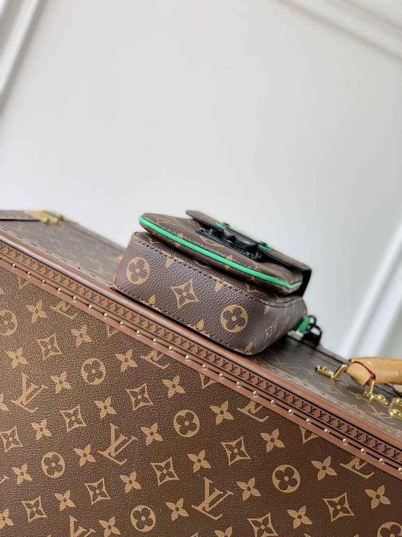 LV M81522 Louis Vuitton S-Lock Vertical wearable wallet monogram green