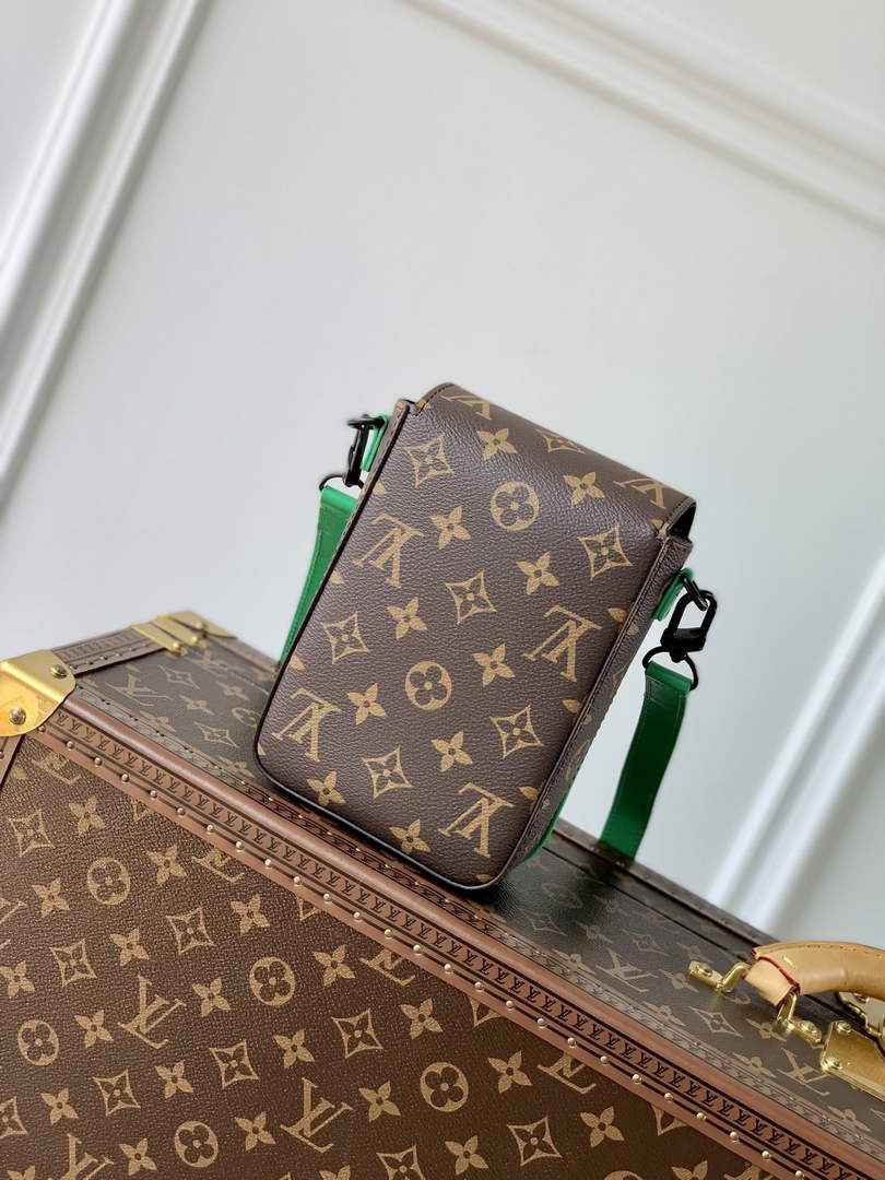LV M81522 Louis Vuitton S-Lock Vertical wearable wallet monogram green