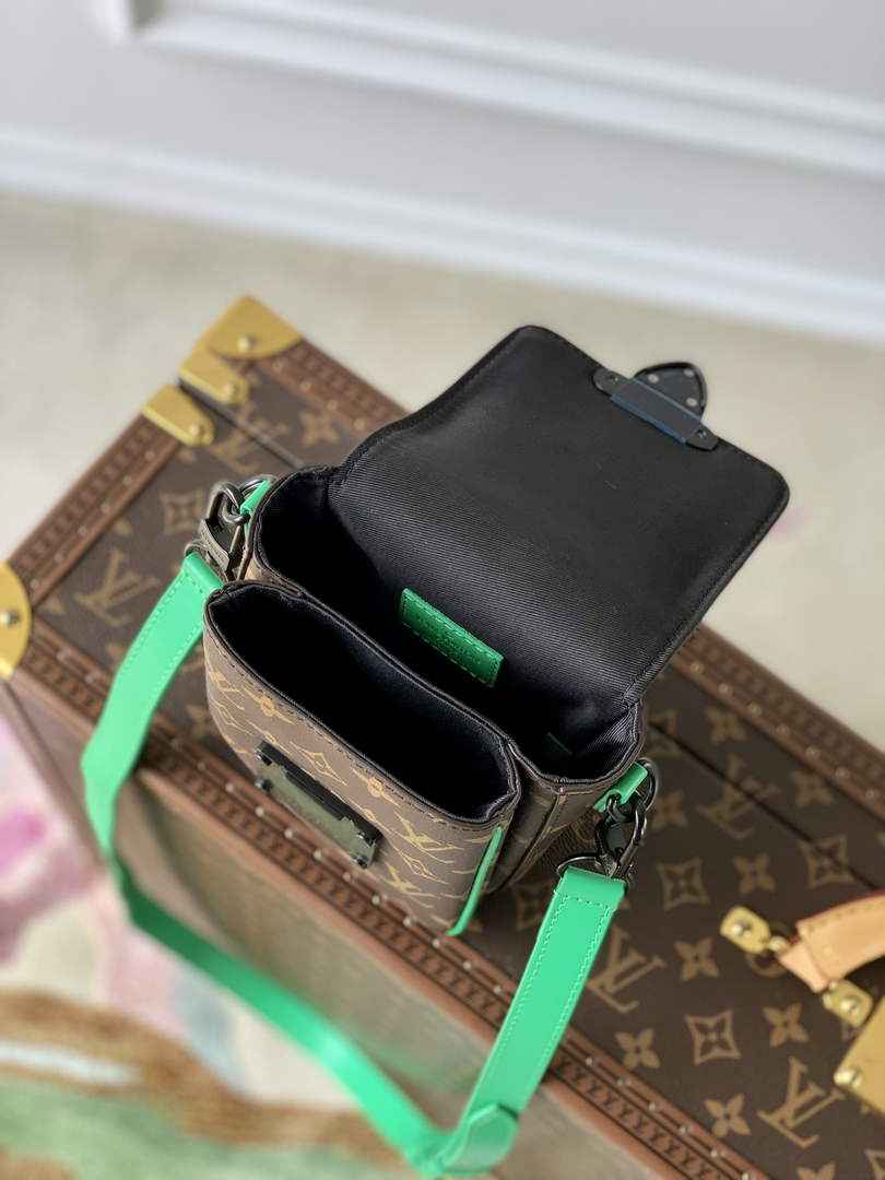 LV M81522 Louis Vuitton S-Lock Vertical wearable wallet monogram green