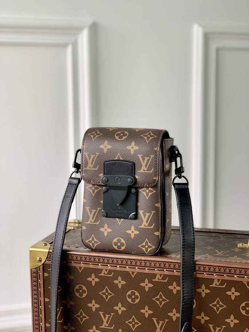 LV M81522 Louis Vuitton S-Lock Vertical wearable wallet monogram black