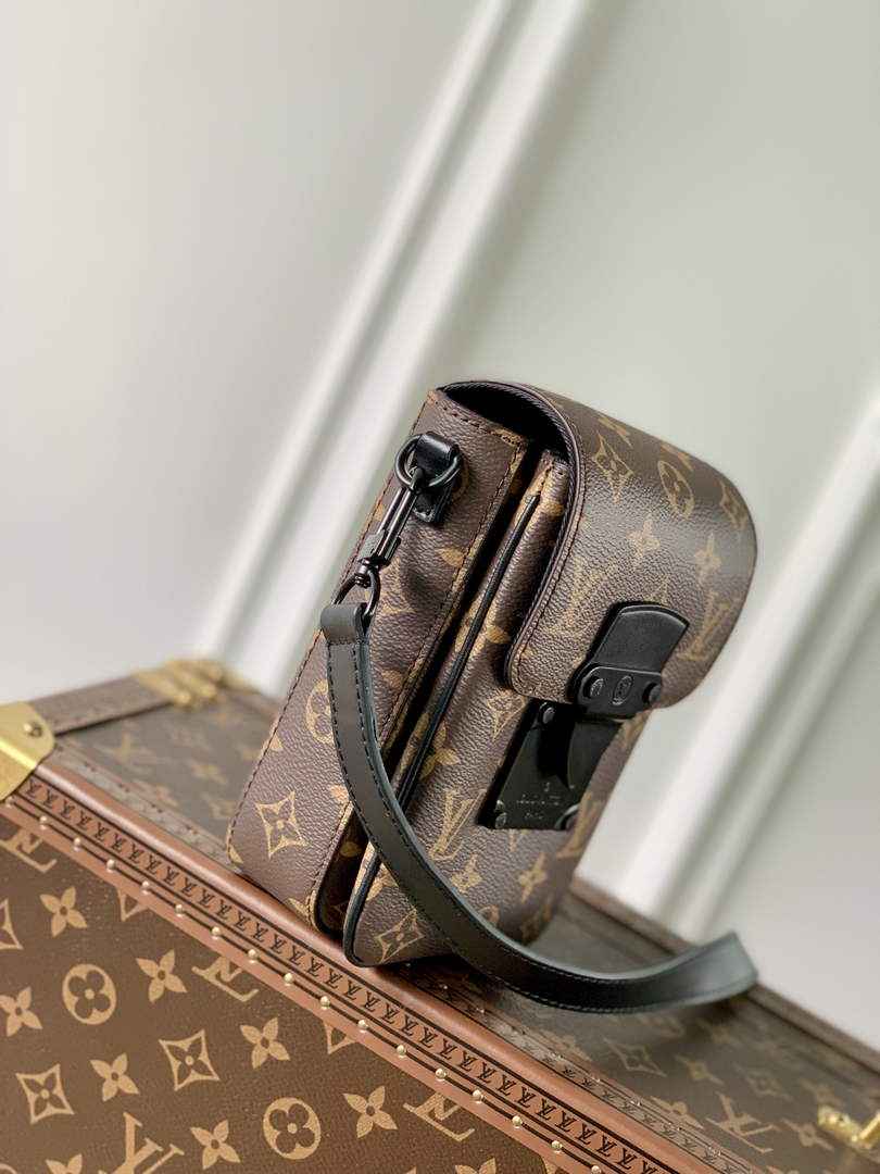 LV M81522 Louis Vuitton S-Lock Vertical wearable wallet monogram black
