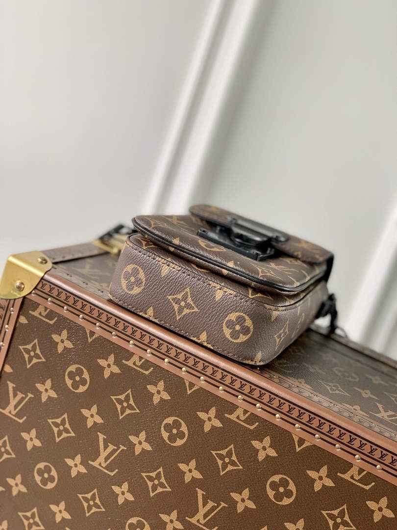 LV M81522 Louis Vuitton S-Lock Vertical wearable wallet monogram black