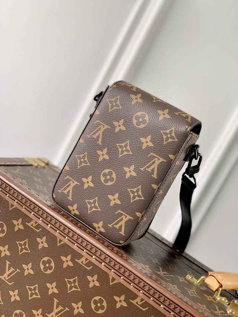 LV M81522 Louis Vuitton S-Lock Vertical wearable wallet monogram black