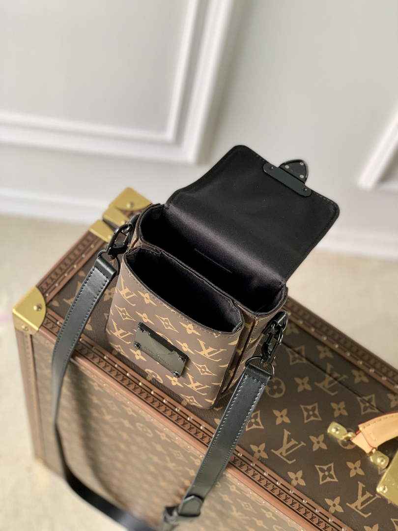 LV M81522 Louis Vuitton S-Lock Vertical wearable wallet monogram black