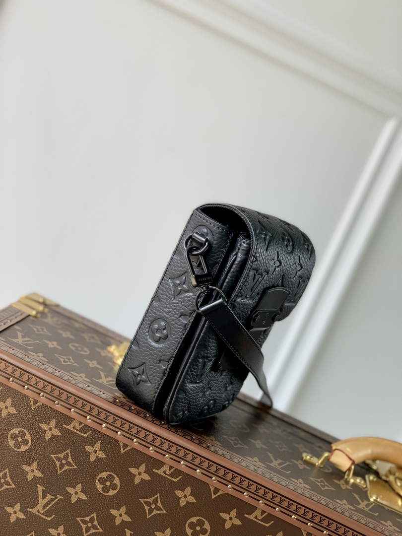 LV M81524 Louis Vuitton S-Lock Vertical wearable wallet Black