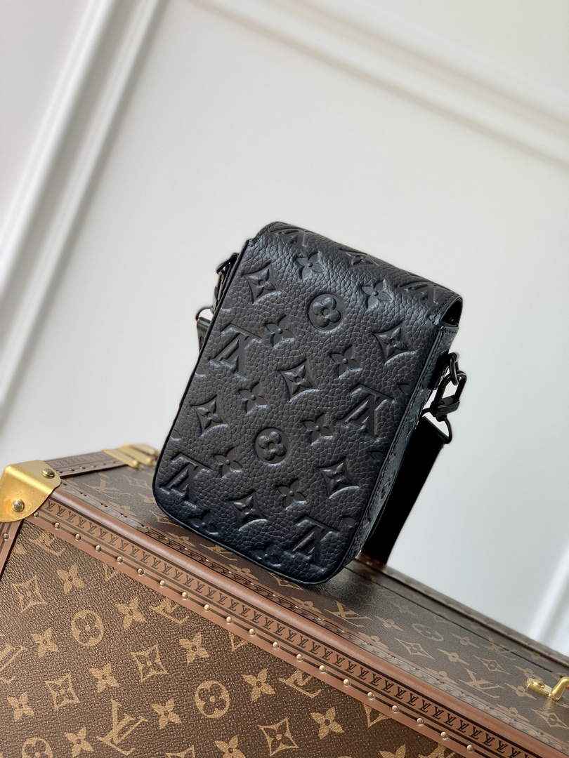 LV M81524 Louis Vuitton S-Lock Vertical wearable wallet Black