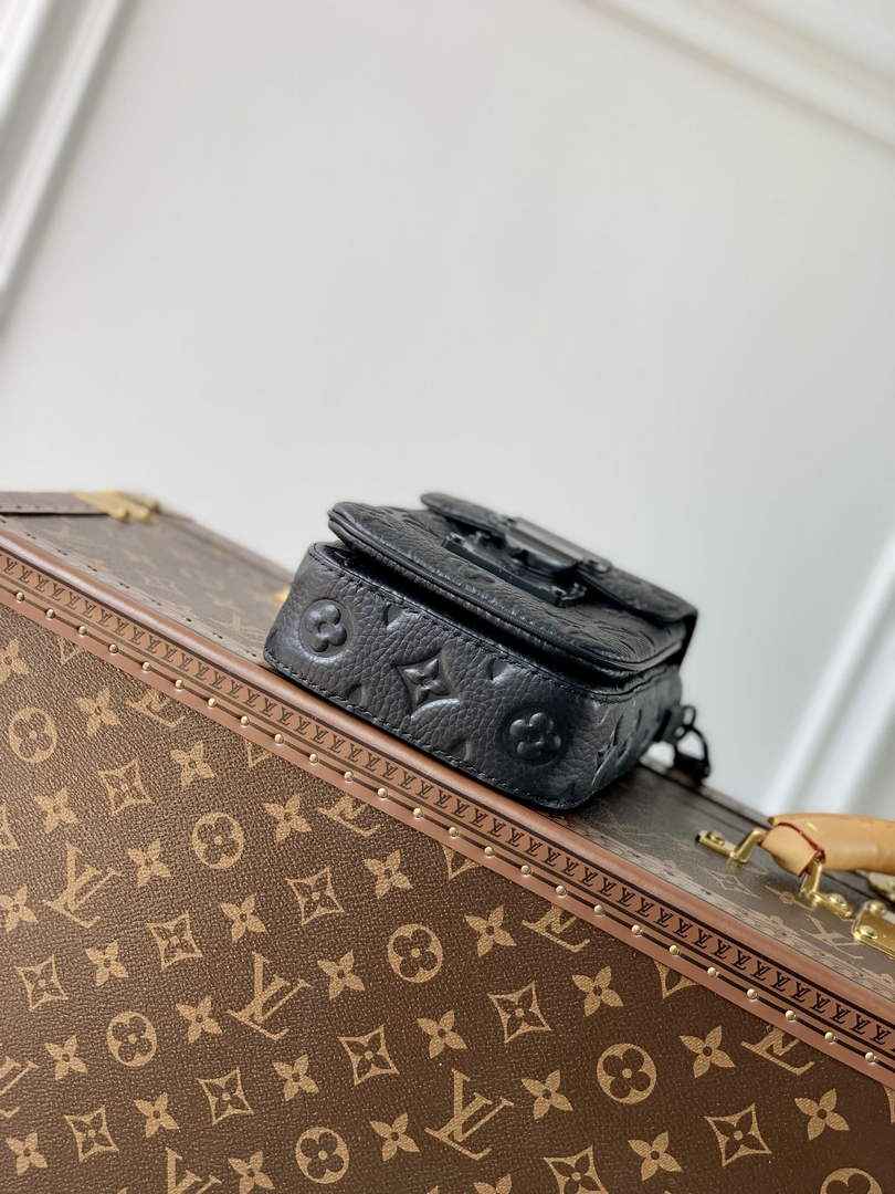 LV M81524 Louis Vuitton S-Lock Vertical wearable wallet Black