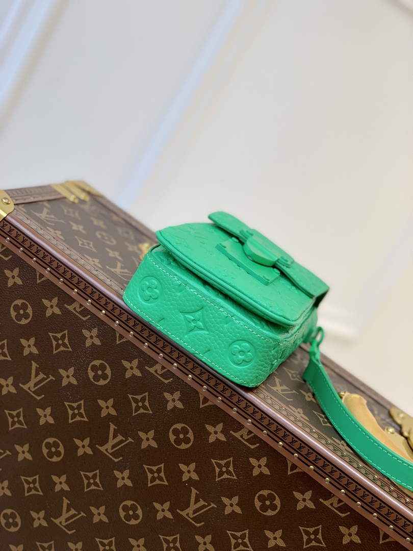 LV M81525 Louis Vuitton S-Lock Vertical wearable wallet Green