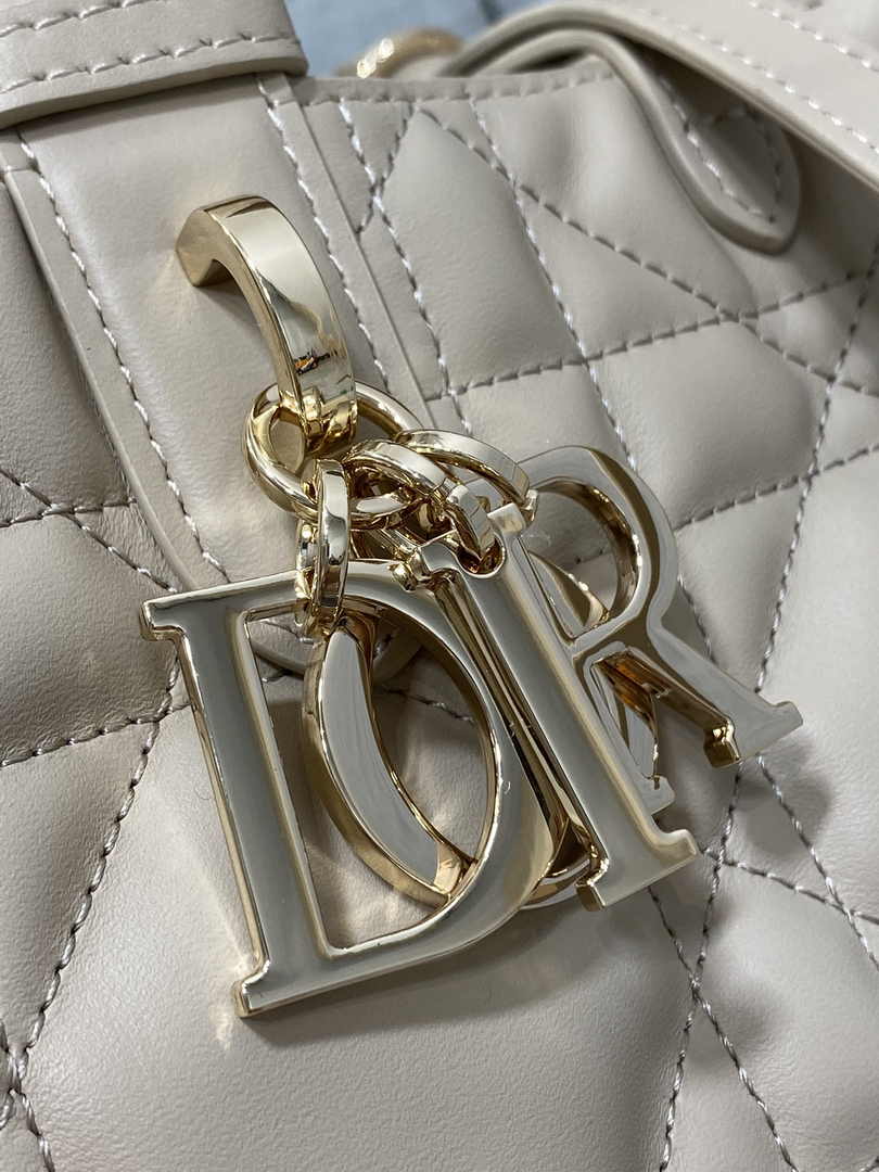Medium Dior Toujours Bag M2821 Beige Macrocannage Calfskin