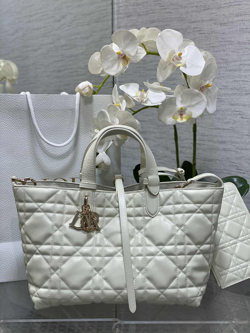 Medium Dior Toujours Bag M2821 White Macrocannage Calfskin - Default Title - View 1
