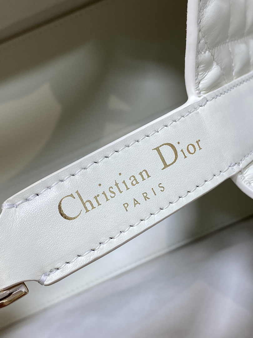 Medium Dior Toujours Bag M2821 White Macrocannage Calfskin